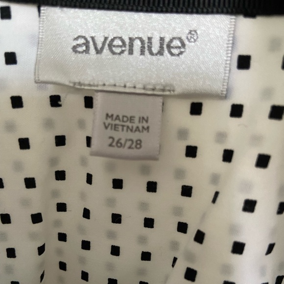 26/28 Avenue Dotted Print Button Up Blouse with 3/4 Sleeve and Shirttail Hem - Picture 4 of 17